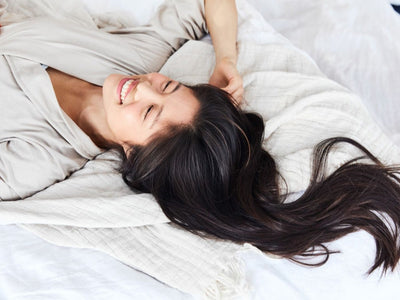 6 benefits of sleeping with a silk pillowcase for skin & hair